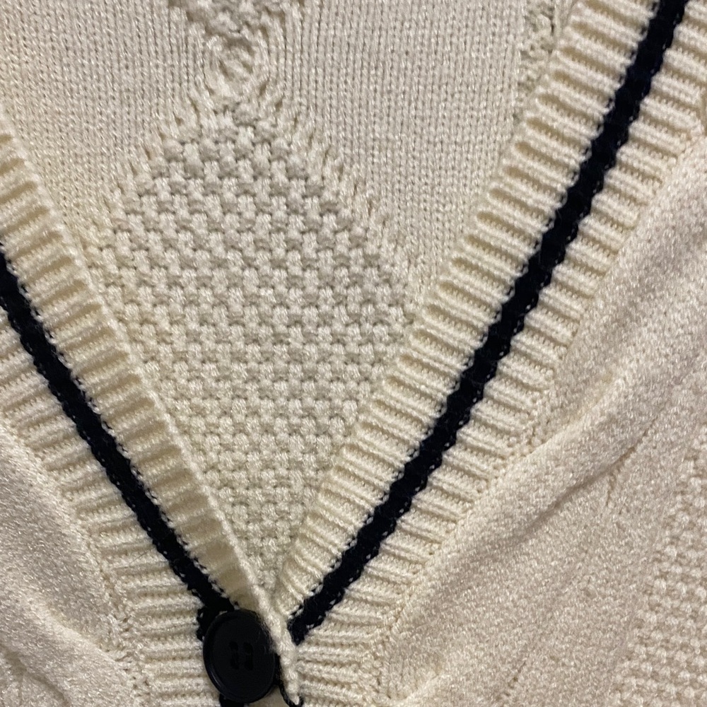 Women’s Cream Cable Knit V-Neck Sweater with Navy Trim size XS mall - Picture 7 of 15